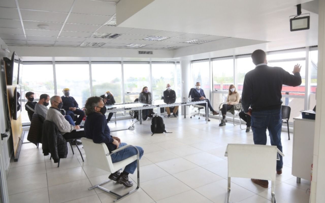 Evalúan el plan de inversión en obras de luz para barrios platenses de cara al verano