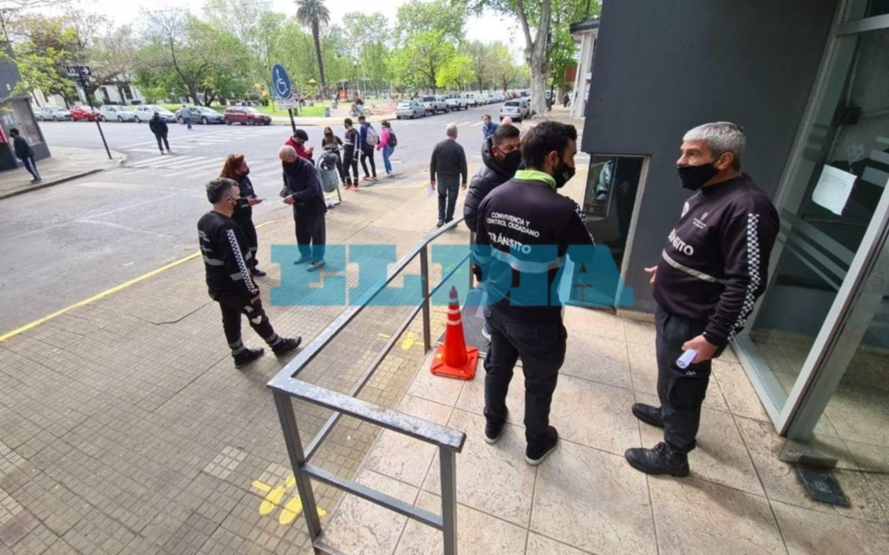 Renovadas quejas de platenses que buscan hacer trámites por las licencias de conducir