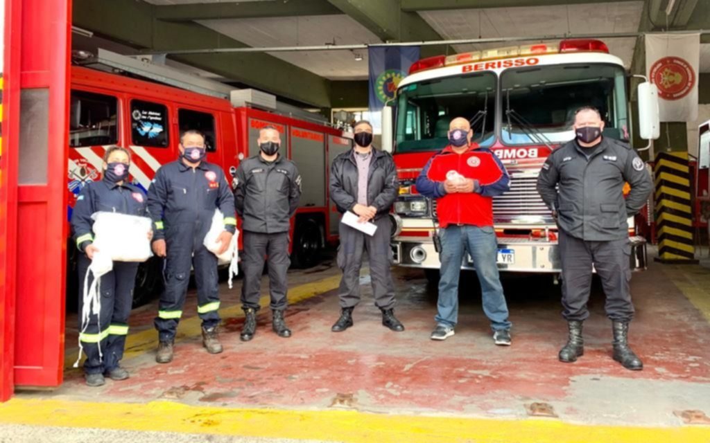 Bomberos de Berisso recibieron barbijos hechos en un taller textil de una cárcel platense