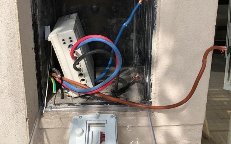 Denuncian que se robaron fusibles y dejaron  cables a la intemperie en 5, 49 y 50