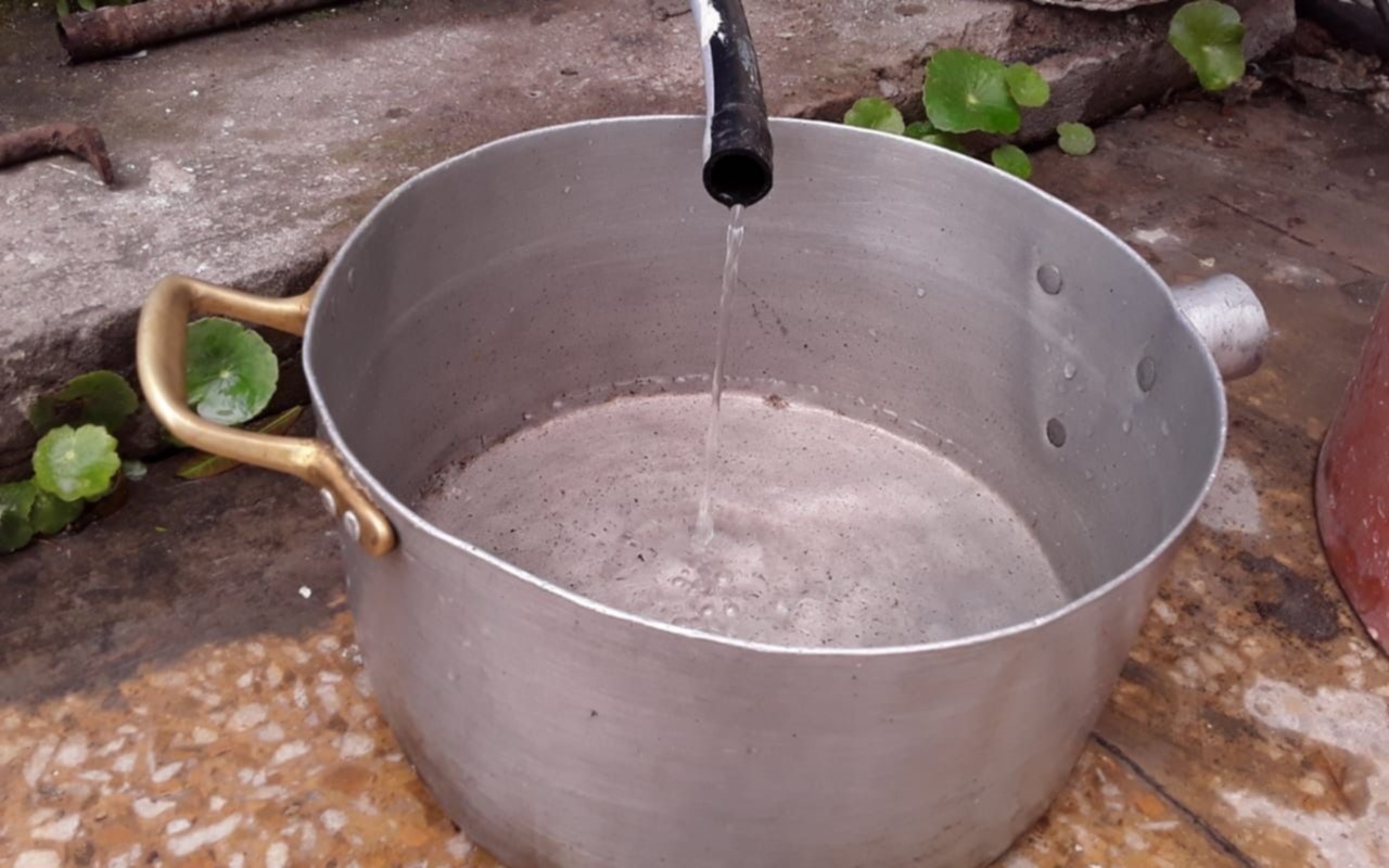 Los Hornos: caudalosa pérdida de agua en la calle y sin presión en el hogar