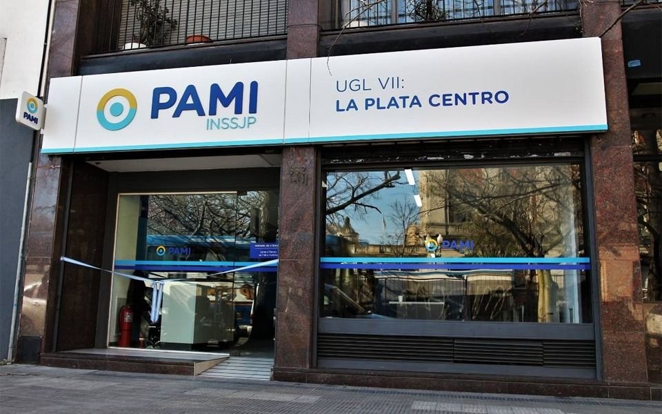 Dramático relato de una mujer que denuncia que PAMI abandonó a su mamá: "Se moría, la cargué en un remís"