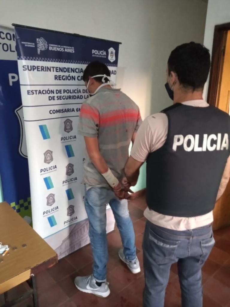 Lo agarraron in fraganti robando en una casa de 7 y 520 y quiso acuchillar a los policías