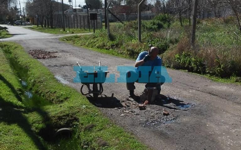 City Bell: Se cansó de reclamar por el estado de las calles y puso manos a la obra