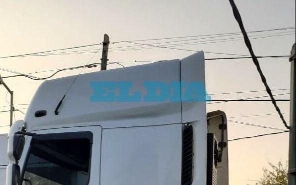 San Carlos: Un camión chocó contra un poste y ahora toda una cuadra está sin luz