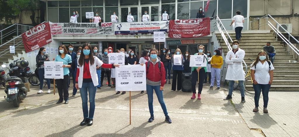 Médicos y enfermeros en un abrazo simbólico al Hospital San Martín