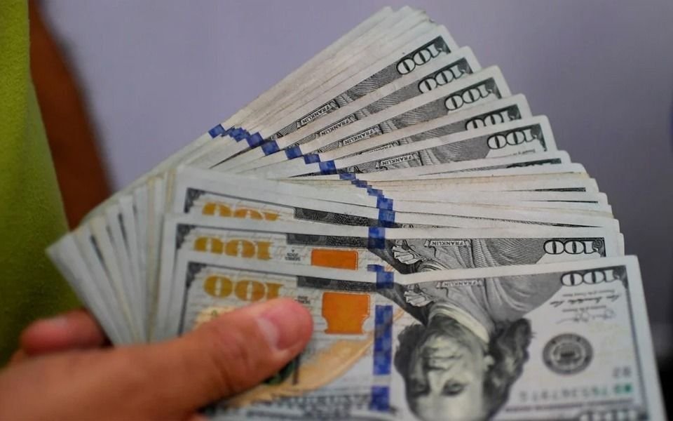 Después del súpercepo, el peso se devaluó tres veces más rápido y el dólar blue toca los $154