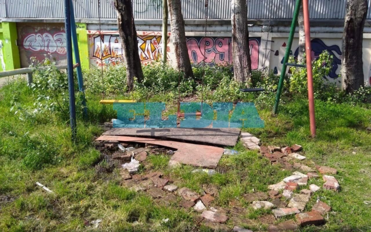 Preocupación en Tolosa por un enorme pozo: "Es una trampa, los chicos están en peligro"
