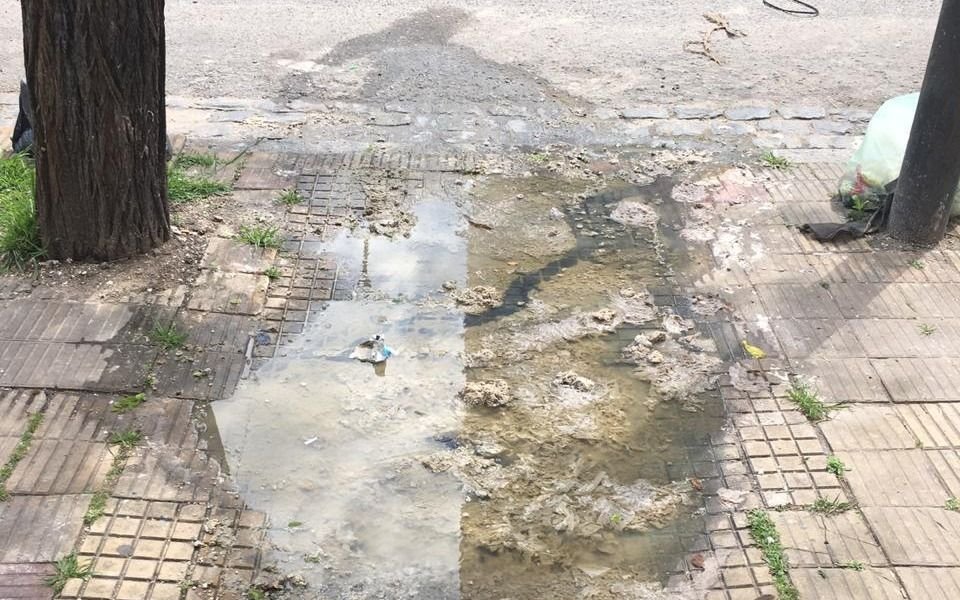 Vereda rota y aguas servidas en la zona de plaza Paso