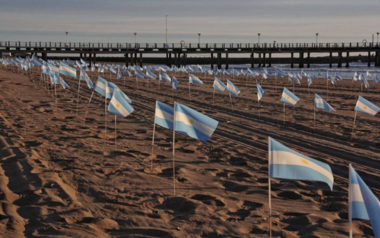 Mar del Plata llora a los muertos por Covid-19: un homenaje con 504 banderas en la Bristol