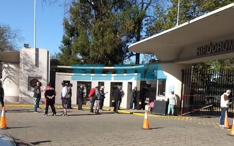Denuncian que otra vez se llenó de apostadores en la puerta del Hipódromo platense