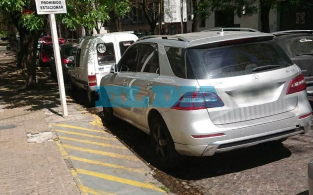 Reportan un caso de "estacioná donde quieras" y se quejan por la "doble fila constante"