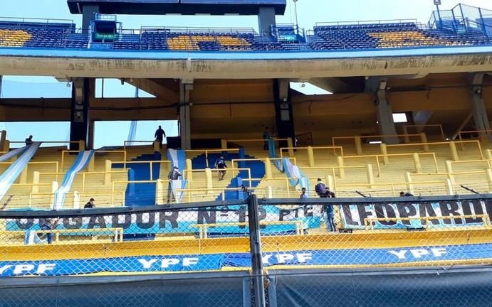 Otra vez la Doce desplegó sus banderas: ahora la Justicia ordenó retirarlas