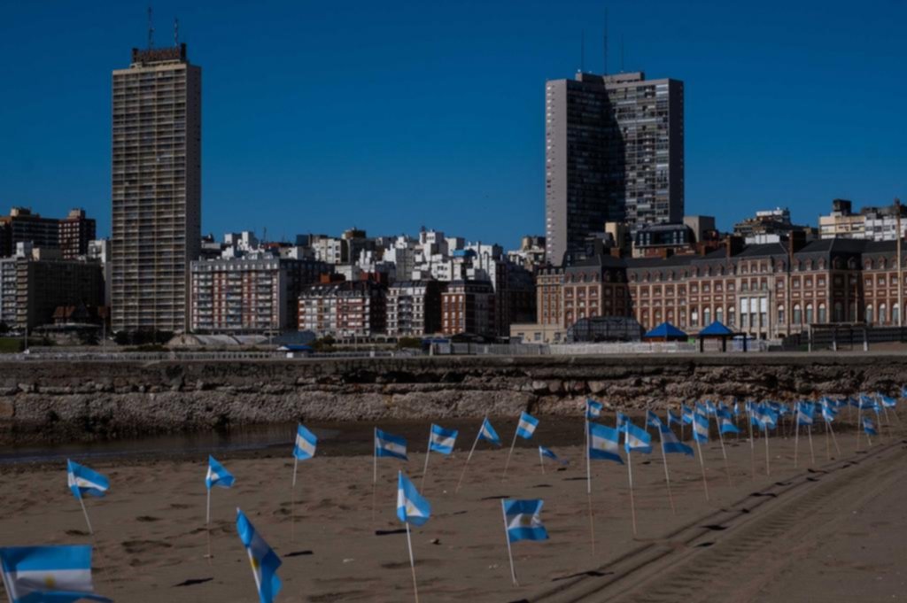 Homenaje en una playa de Mar del Plata a los muertos por coronavirus