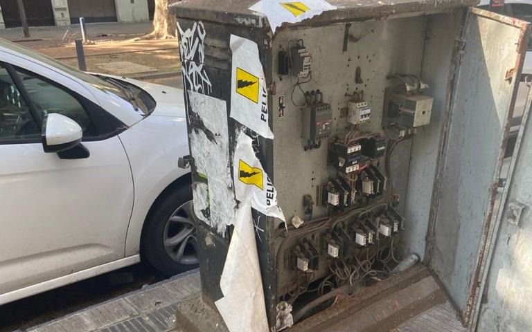 ¡Qué peligro! Un gabinete eléctrico, abierto en pleno centro platense