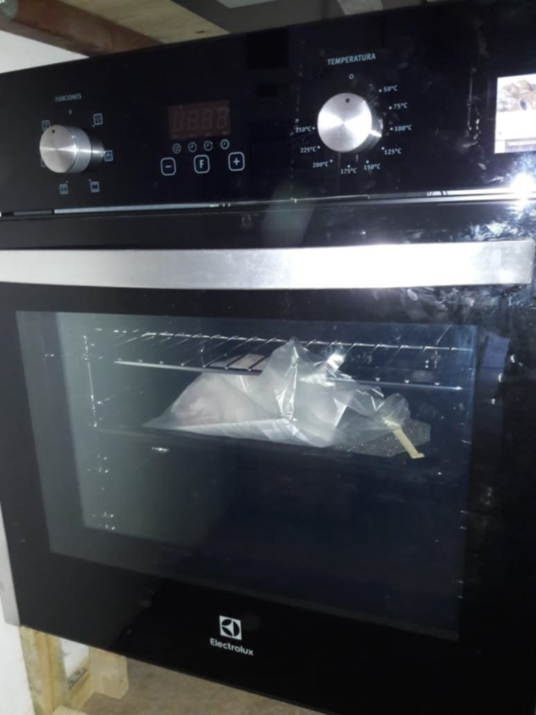 Compró un horno eléctrico que vino fallado, le dieron uno nuevo que volvió a andar mal y ahora no los atienden