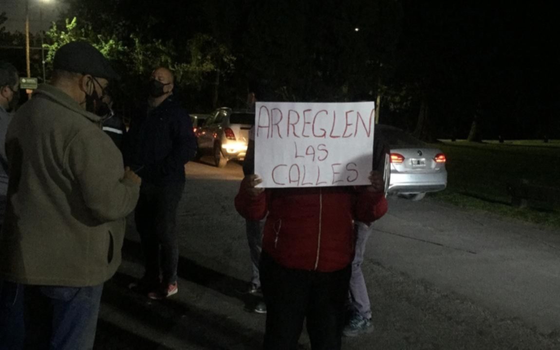 Vecinos de Gorina protestan en la puerta de un Country para que el municipio arregle las calles