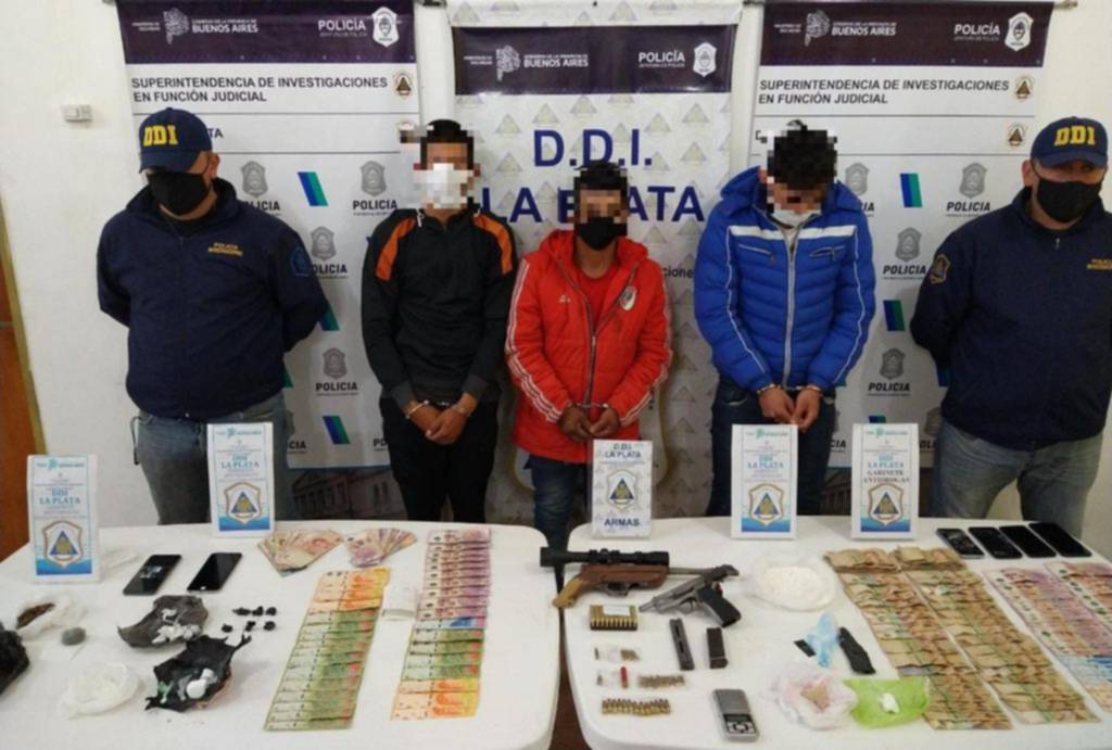 Desbaratan una banda narco en el barrio San Cayetano: tenían una carabina con mira telescópica