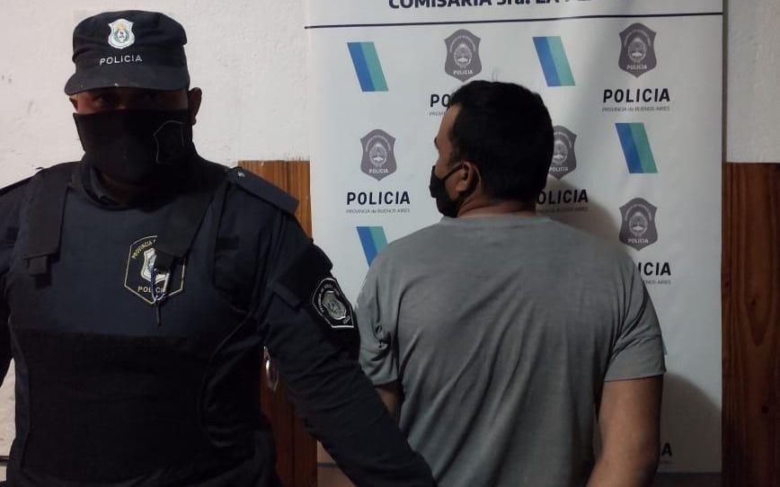 Detuvieron a un hombre que "cascoteó" una casa y amenazó a otro con una sevillana en Los Hornos