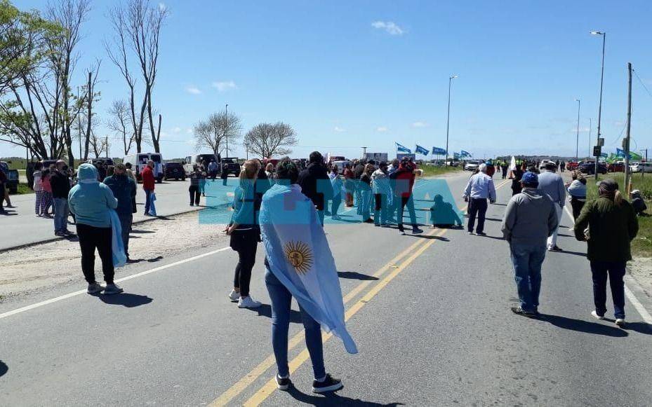 Propietarios de casas en la Costa protestaron en la Ruta 11 para que los dejen ingresar
