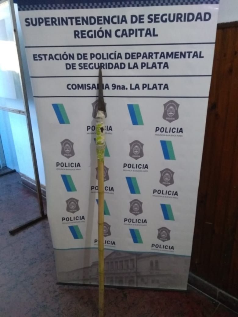 Discutió por dinero, se armó una lanza casera y atacó a un jubilado y al hijo