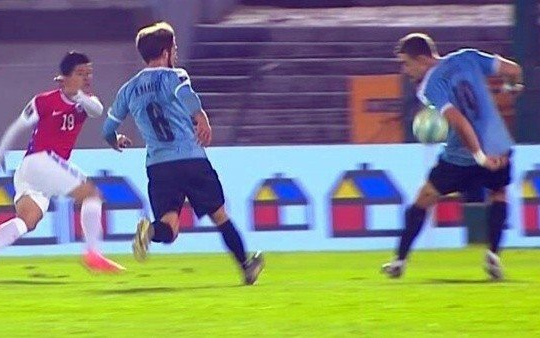 Uruguay-Chile: Revelan el diálogo entre el árbitro y el VAR durante una polémica jugada
