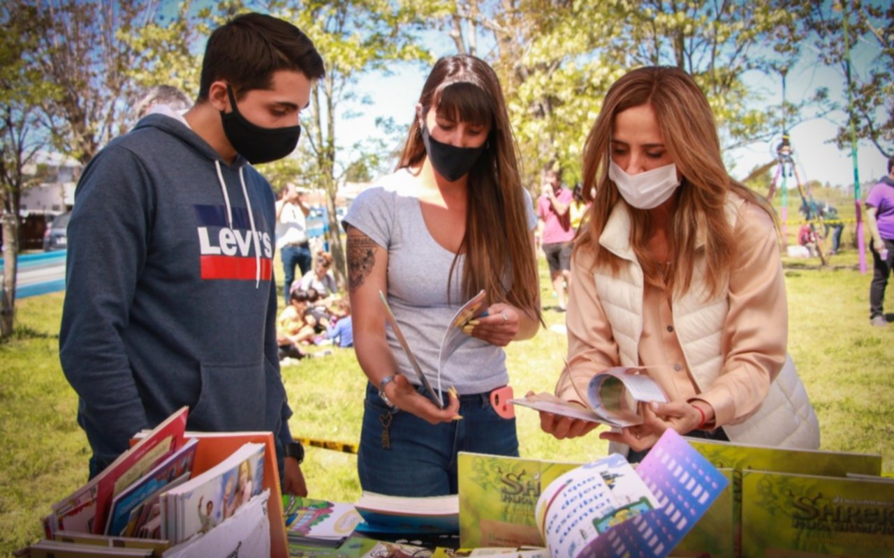 Tolosa Paz en una jornada solidaria al aire libre con libros para los más chicos   