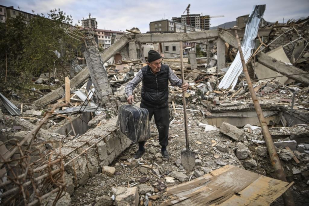 Armenia y Azerbaiyán se acusan de violar el alto el fuego humanitario