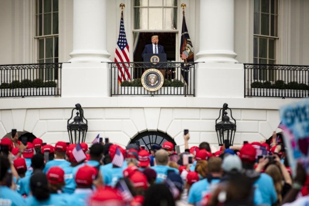 Sin barbijo y al grito de “estoy genial”, Trump volvió al ruedo