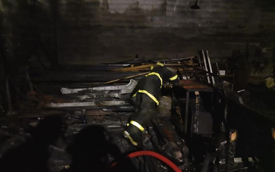 Un incendio arrasó con un depósito en 122 entre 81 y 82
