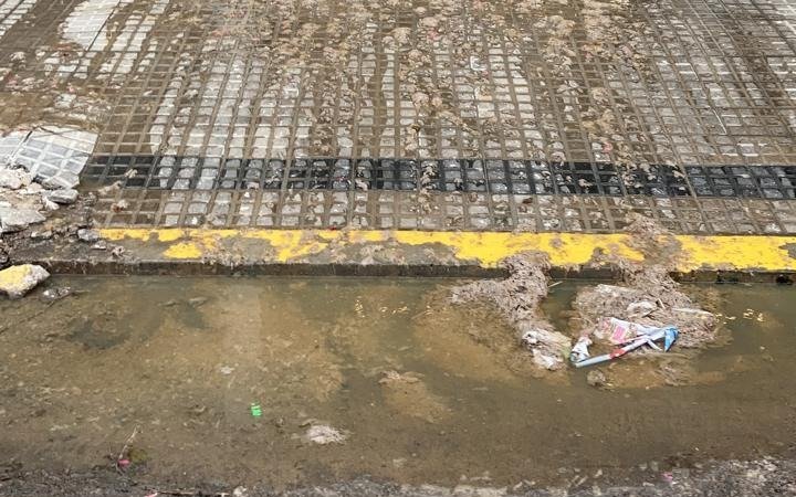 Desborde cloacal en 43 entre 14 y 15 tiene desesperados a los vecinos