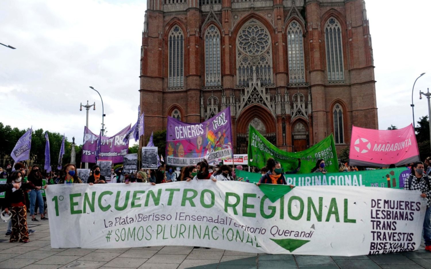 Se cerró el Encuentro Regional Feminista con un pañuelazo por el aborto legal frente a la Catedral