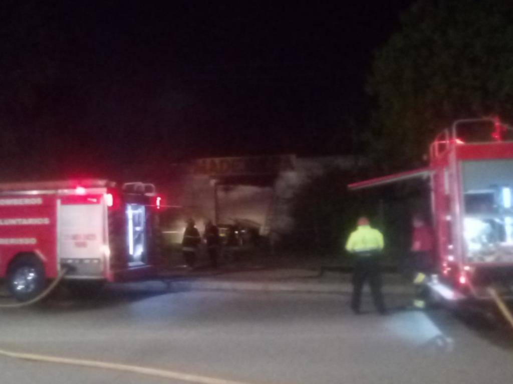 Ardió un predio donde funcionó una maderera     en ruta 11 entre 81 y 82