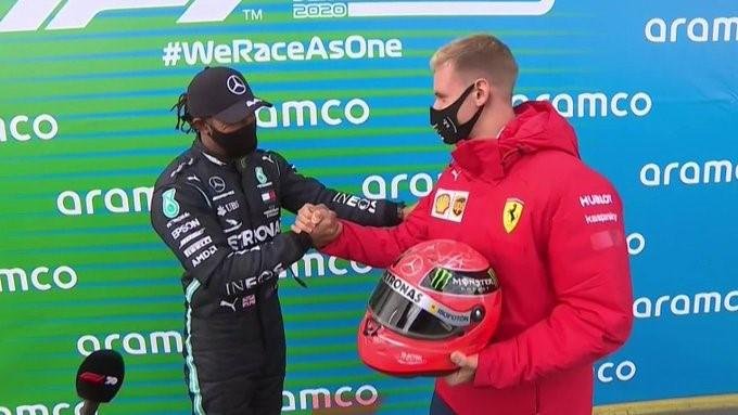 Mick Schumacher le regaló un casco de su padre a Lewis Hamilton