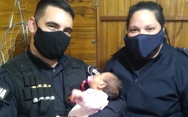 Policías héroes en Ensenada: le salvaron la vida a una bebé en plena calle