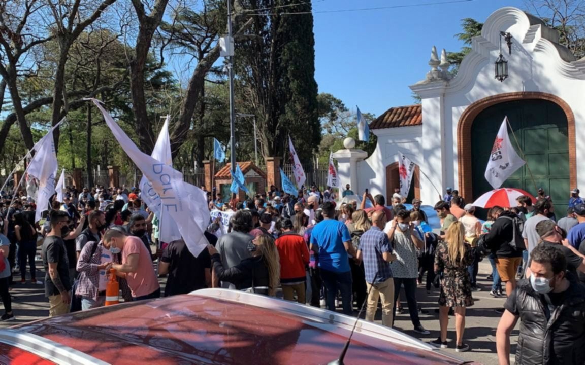 Tensión en Olivos: un grupo fue en apoyo al presidente y casi se cruzan con quienes protestaban