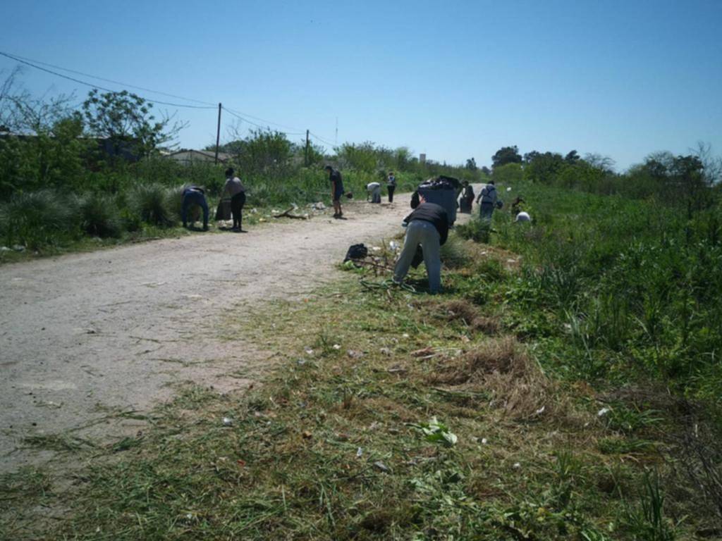 Cansados de esperar, los vecinos desmalezaron         y plantaron árboles