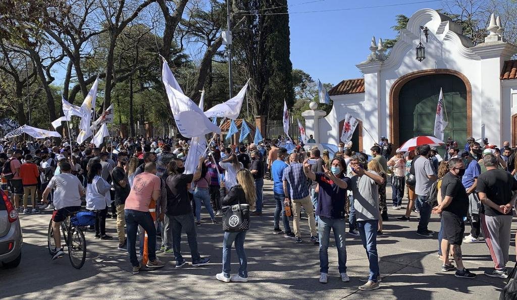 Hubo fuerte tensión frente a la quinta de Olivos por marchas a favor y en contra del Gobierno