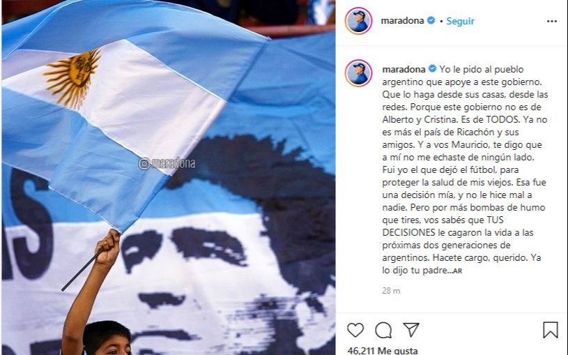 Maradona, con los tapones de punta contra Macri en las redes sociales