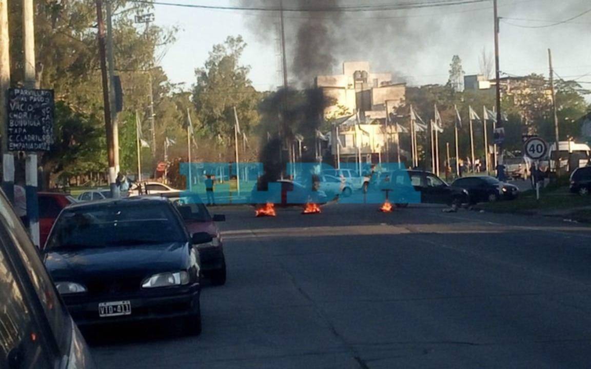 Cortaron la avenida 120 a metros de la rotonda de la Autopista