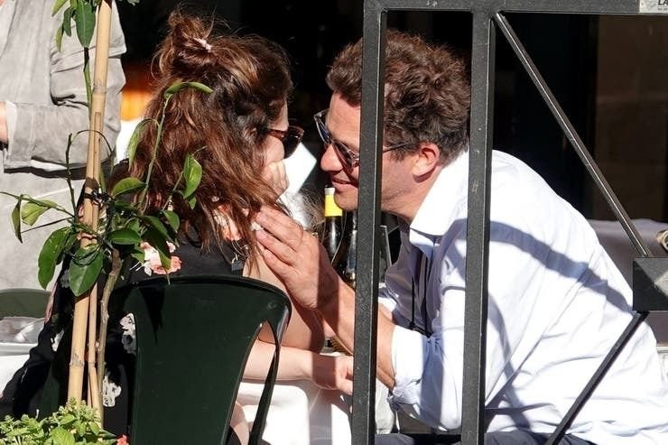 Escándalo en UK: Tras ser sorprendido a los besos con Lily James, West posó con su esposa