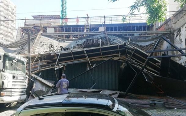 VIDEO: Así rescataron a seis obreros tras el derrumbe en una obra en Belgrano