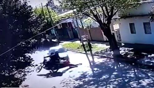 Vio un robo, quiso frenar a los ladrones y pasó por arriba a la víctima, que se salvó de milagro
