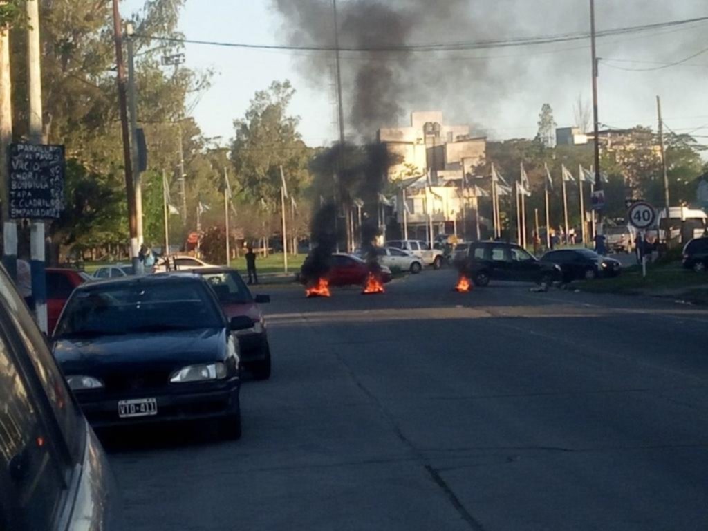 Corte de calles y protesta ante la comisaría por una muerte en Tolosa