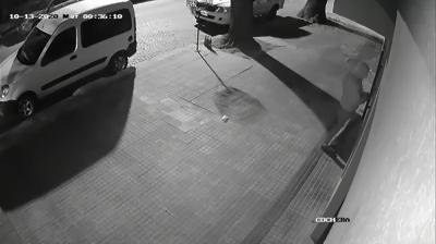 Alertan en El Mondongo por un sujeto que “manotea” ventanas