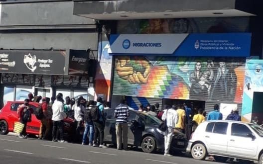 La Plata: tras las denuncias de red de trata, documentan a los senegaleses en Migraciones