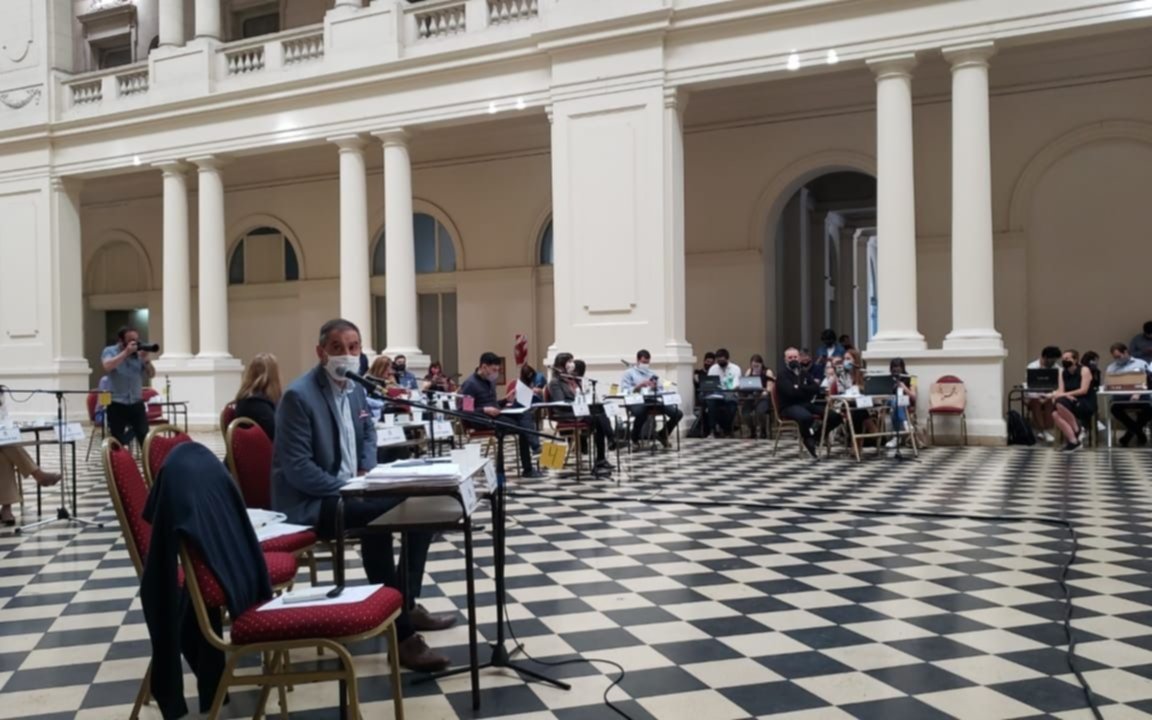 El oficialismo local admite que judicializar la pelea por el Teatro del Lago es "una posibilidad"