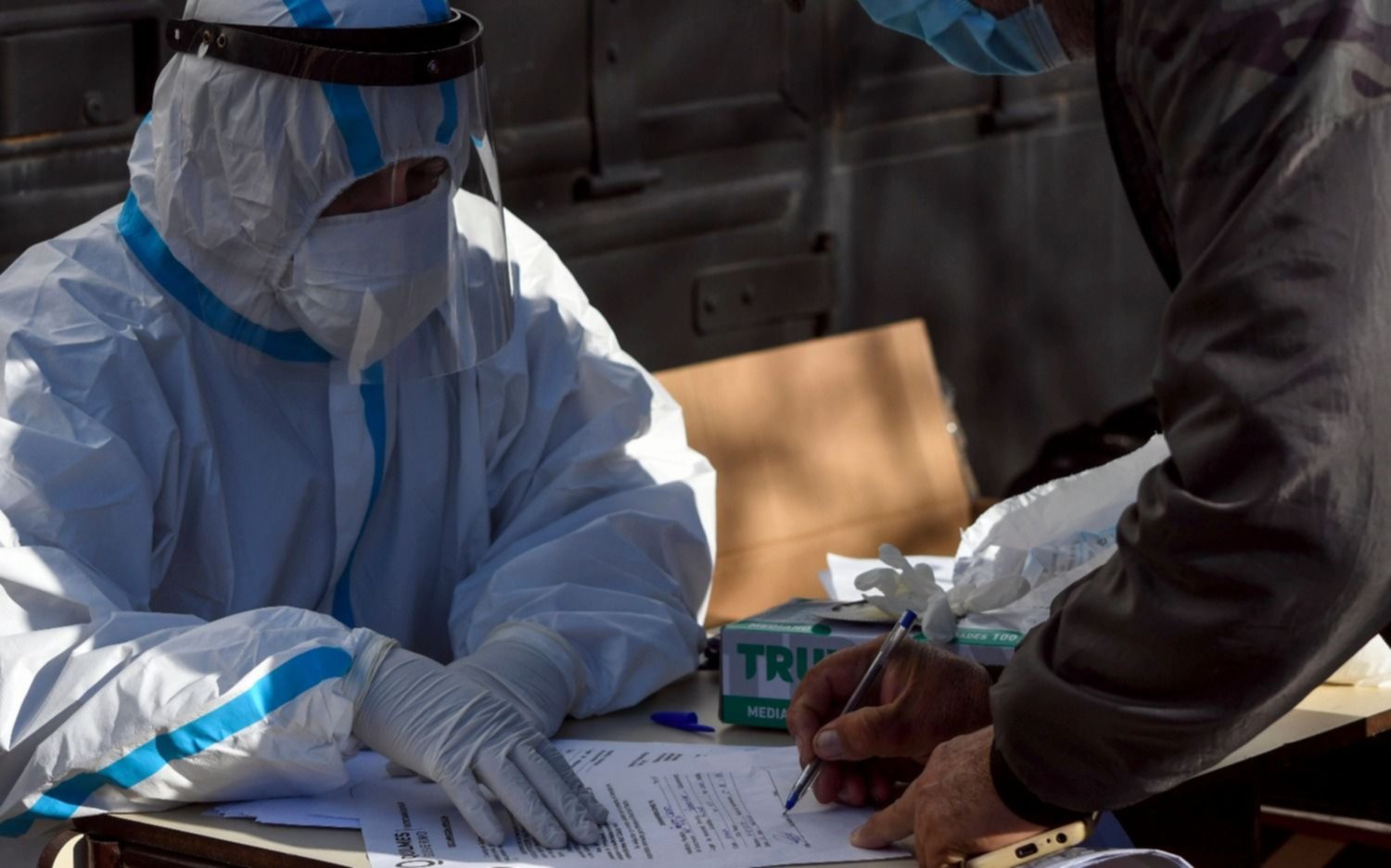 Una jornada con casi 15 mil nuevos casos de coronavirus en Argentina, el quinto país del mundo