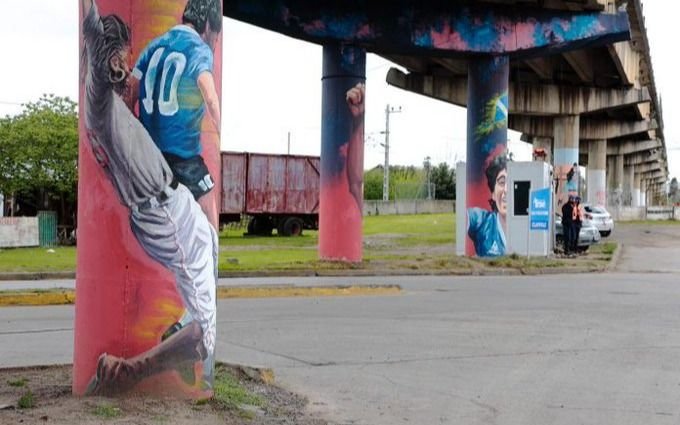 Pintaron el segundo gol de Maradona a los ingleses en un puente en Almirante Brown