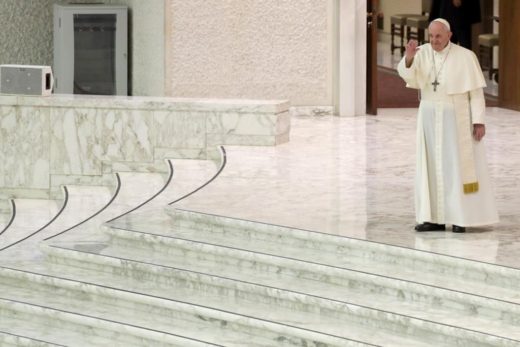 Por la pandemia, el Papa evitó el contacto físico con los fieles